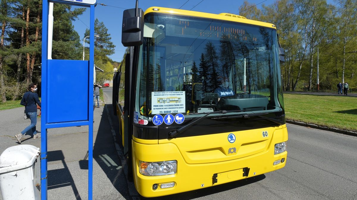 Řidiče trolejbusu v Plzni napadl zdrogovaný muž